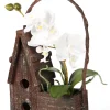 Maison en bois avec orchidées artificielles