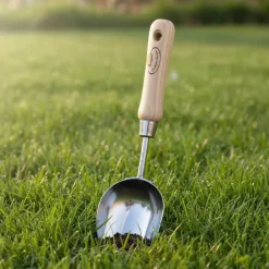 Pelle à terreau et compost en acier inoxydable et bois de frêne